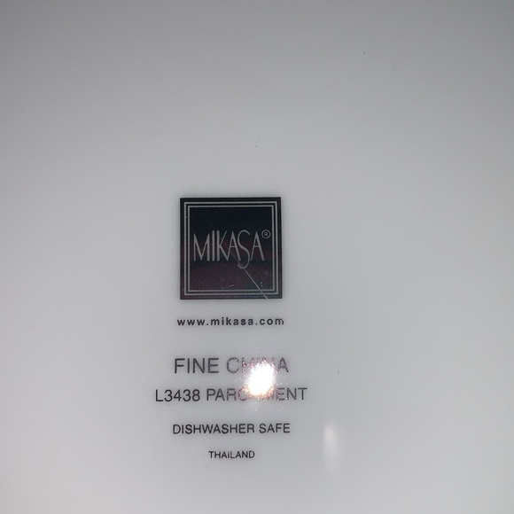 Mikasa Parchment Salad Plates.  Lot of 4.  NWT. Made in Thailand. - Picture 4 of 5